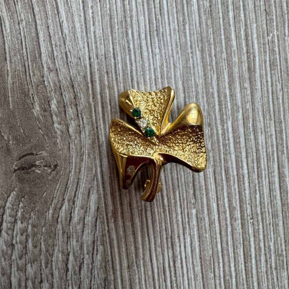 Elegant Vintage BJC Gold Clover Brooch Green Accents Lucky Charm emerald Irish